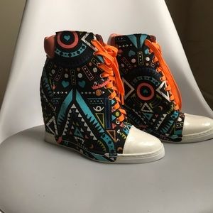 Wedge sneakers with cool abstract design